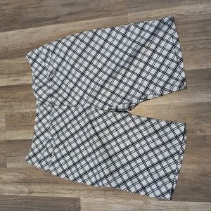 Tail golf shorts Size 6 color white and black